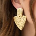 Boucles d’oreilles triangles texturées – Image 2